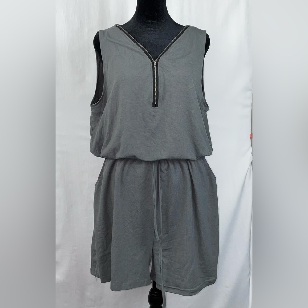 Gray zip front romper - Size XL